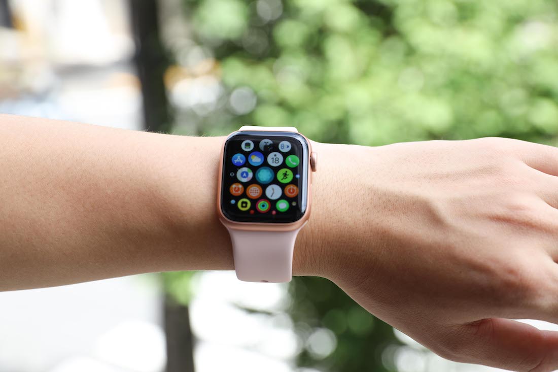 美品 バッテリー100% アップルウォッチ Apple Watch SE 40mm シルバー アルミニウム GPS Cellular 新品社外