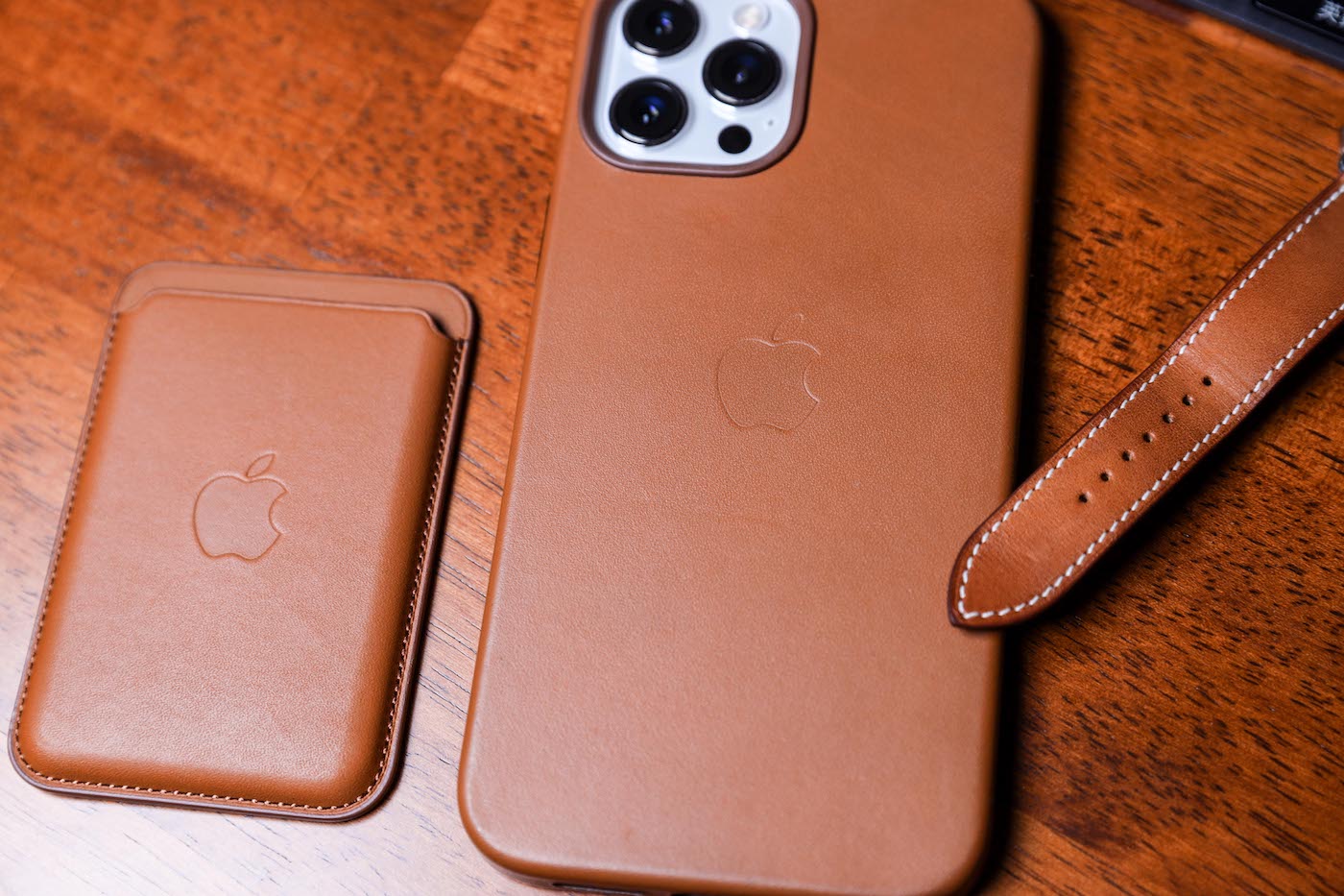 Apple純正iPhoneケースはシリコンとレザーどっちが良い？両方買って 
