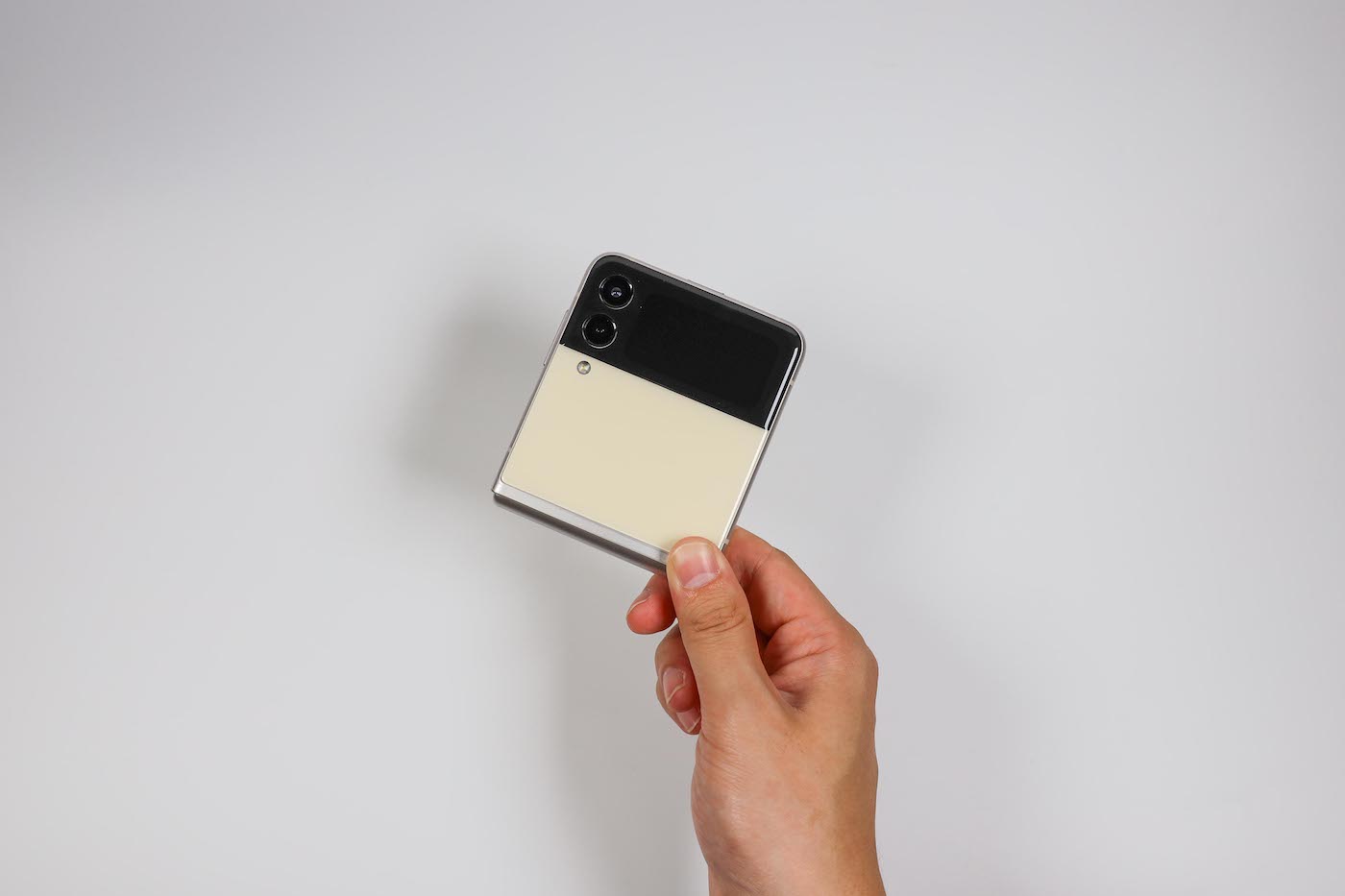 Galaxy Z Flip3 5Gを実機レビュー！縦に折り畳めるスマホの実用性を 